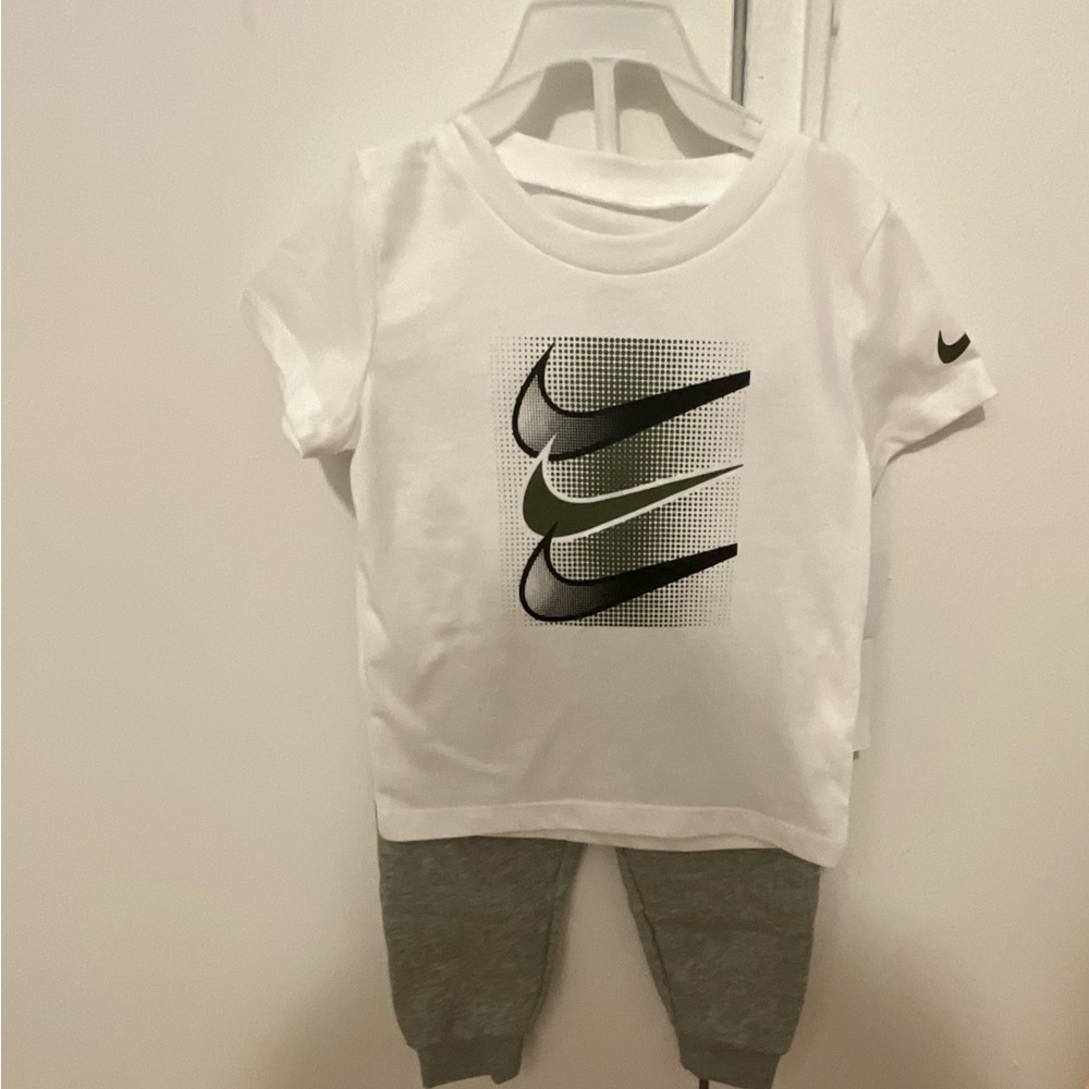 NWT NIKE BOYS 2 PIECE SET